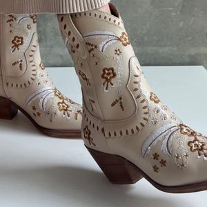 Matisse Amber Western Embroidered Boot like NEW